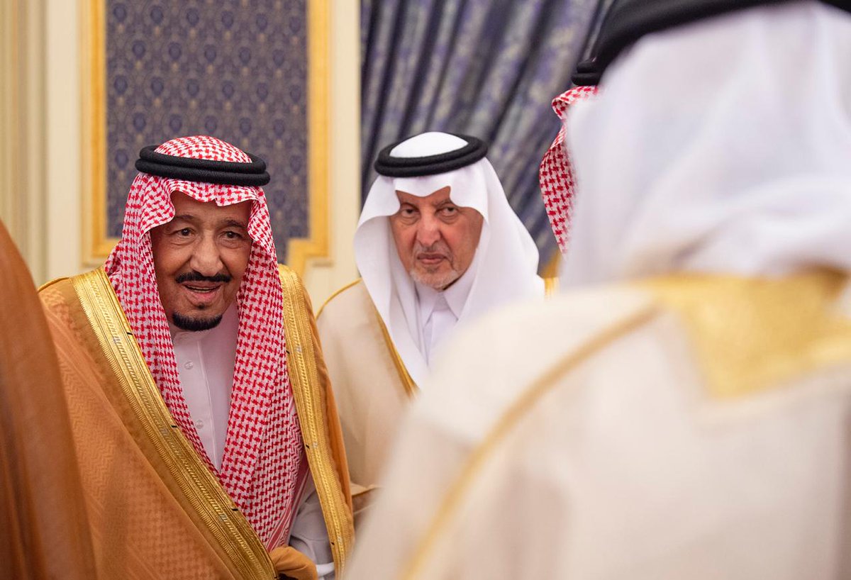 الملك يستقبل الأمراء والعلماء وجمعا من المواطنين