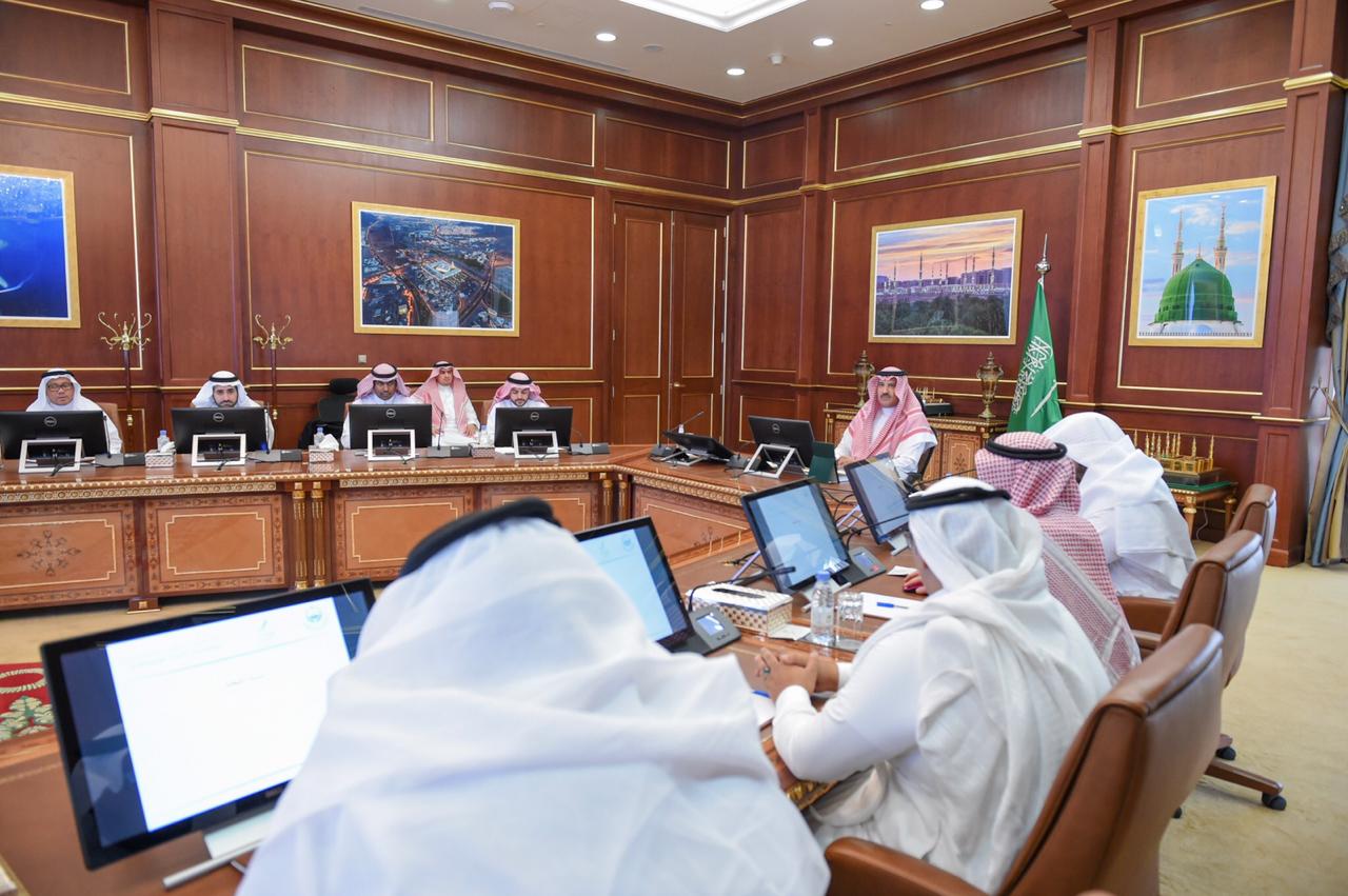 أمير المدينة المنورة يؤكد أهمية تمكين الشباب وتهيئة الفرص الاستثمارية لهم