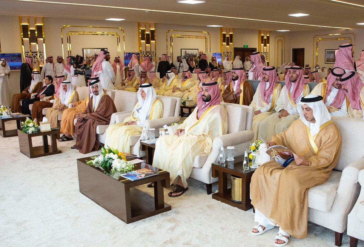 6 سيوف وبندق وخنجر لأبطال مهرجان ولي العهد للهجن