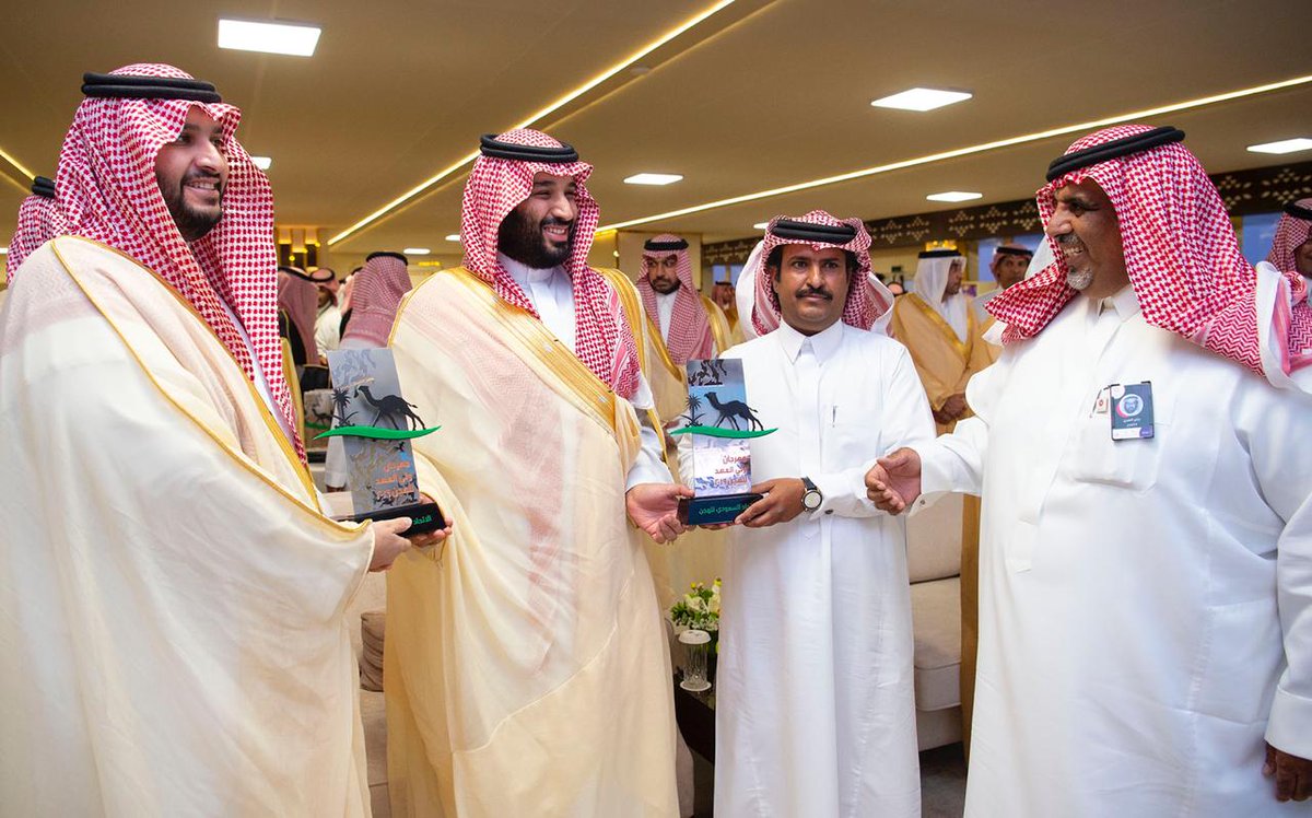 6 سيوف وبندق وخنجر لأبطال مهرجان ولي العهد للهجن