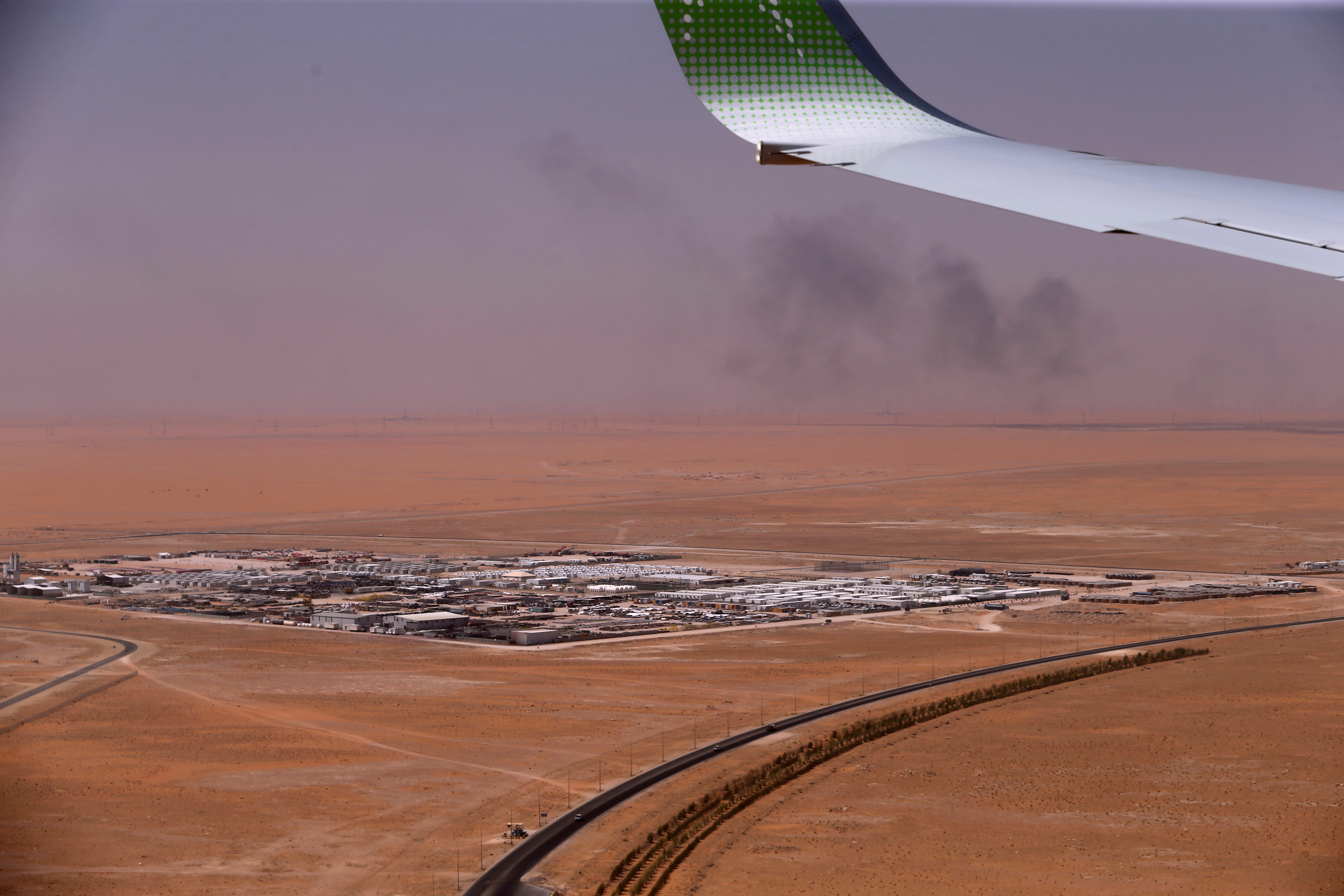 قصة مصورة : وفد من الصحافة العالمية يزور معامل بقيق وخريص