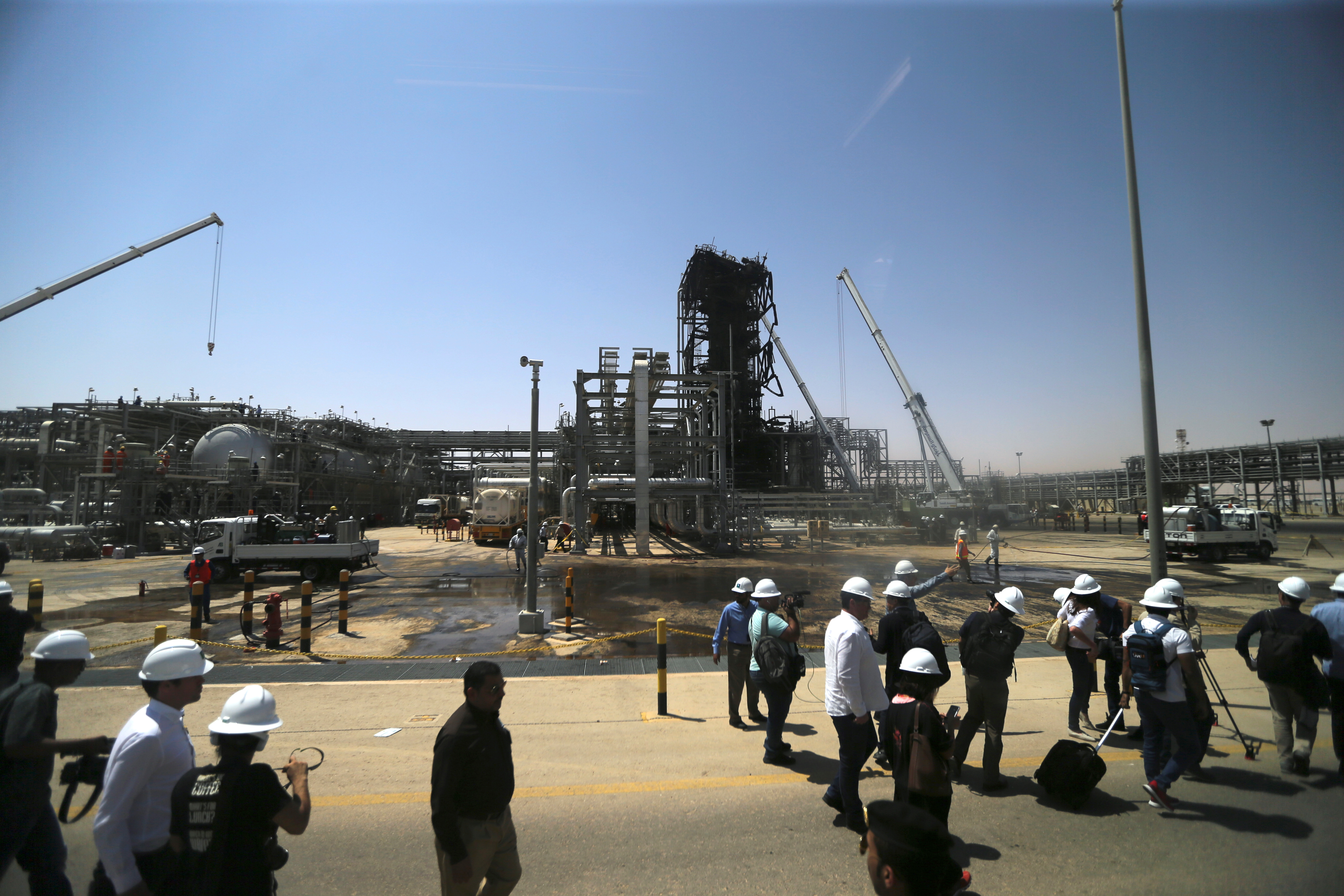 قصة مصورة : وفد من الصحافة العالمية يزور معامل بقيق وخريص