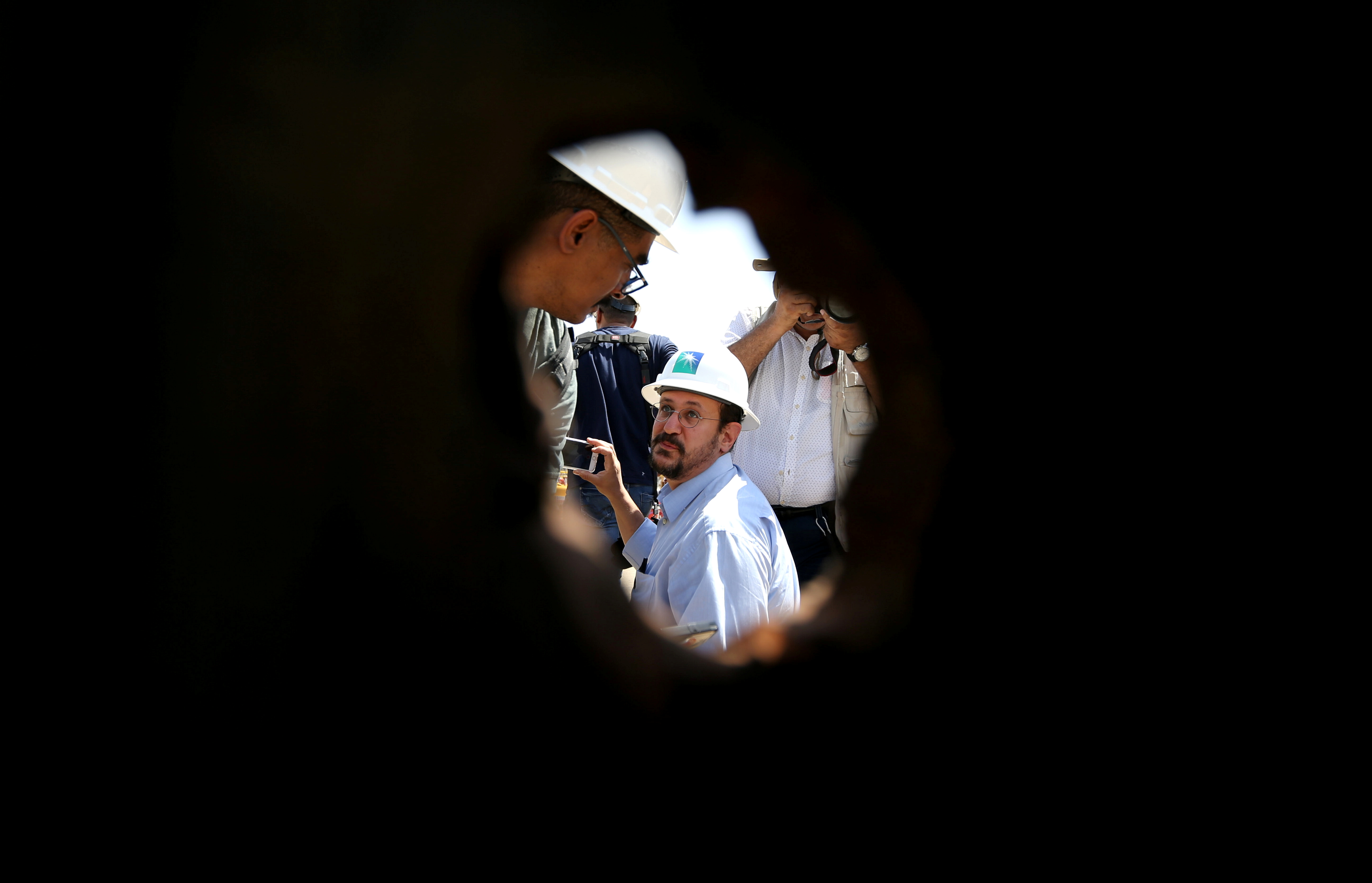 قصة مصورة : وفد من الصحافة العالمية يزور معامل بقيق وخريص