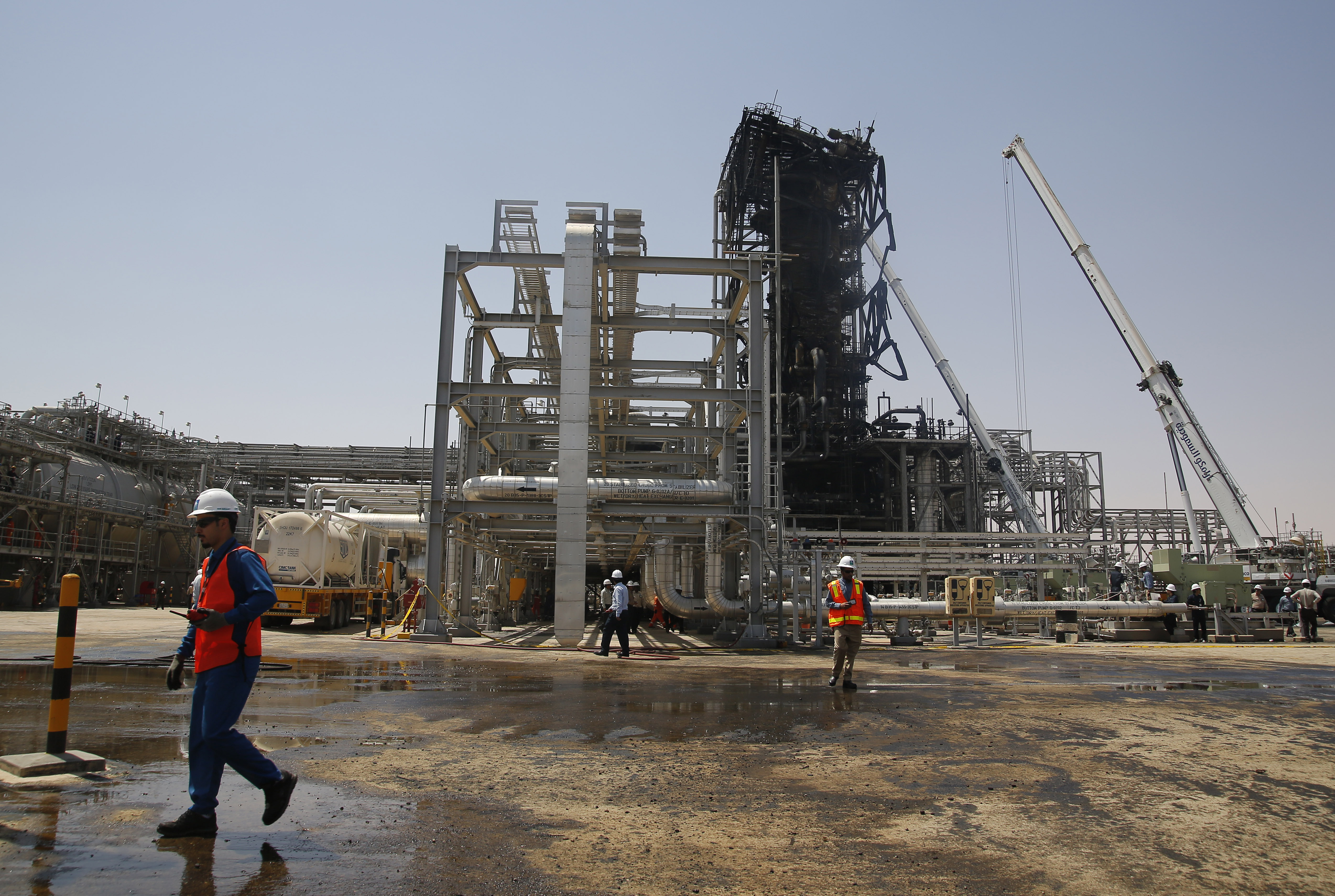 قصة مصورة : وفد من الصحافة العالمية يزور معامل بقيق وخريص