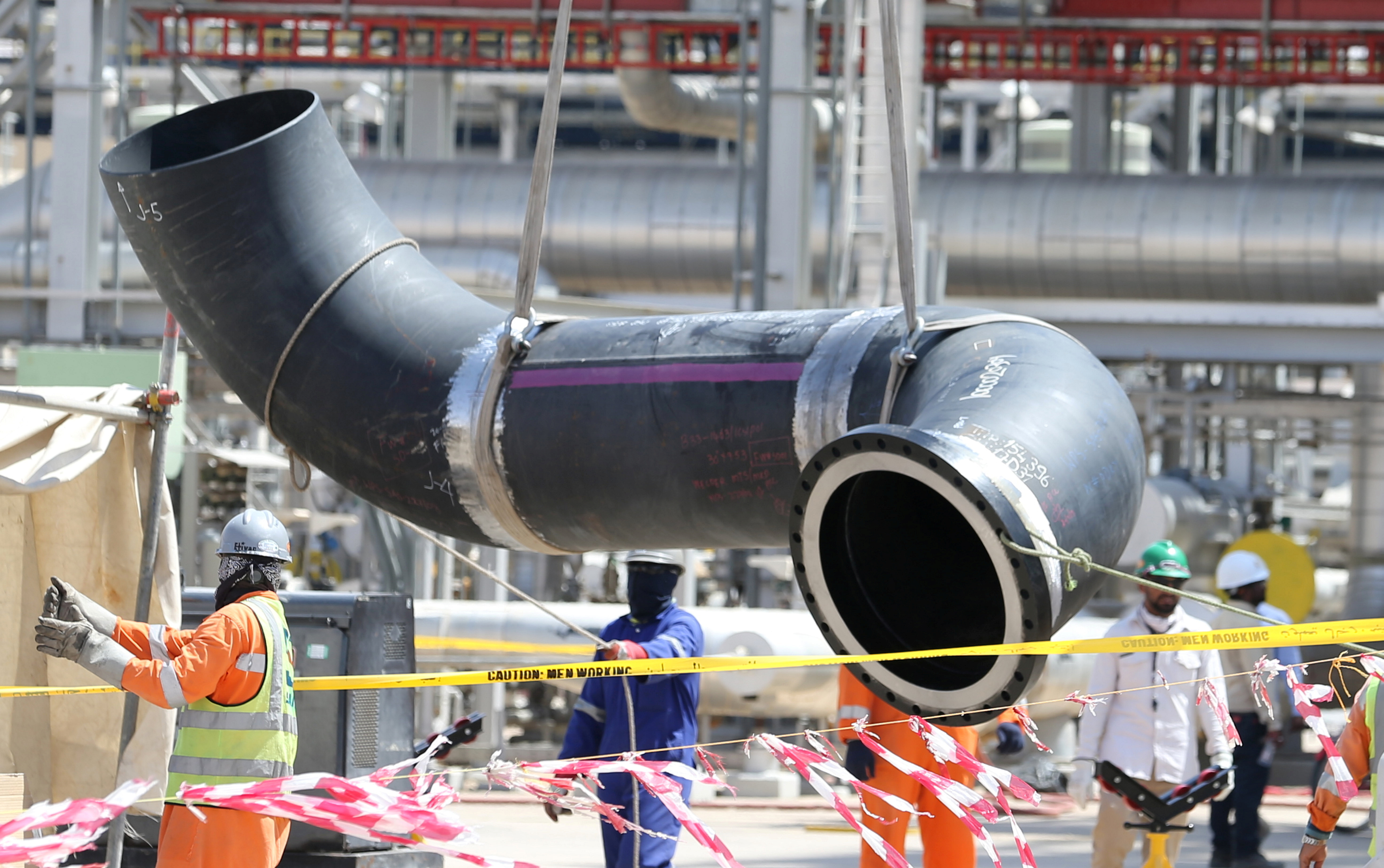 قصة مصورة : وفد من الصحافة العالمية يزور معامل بقيق وخريص