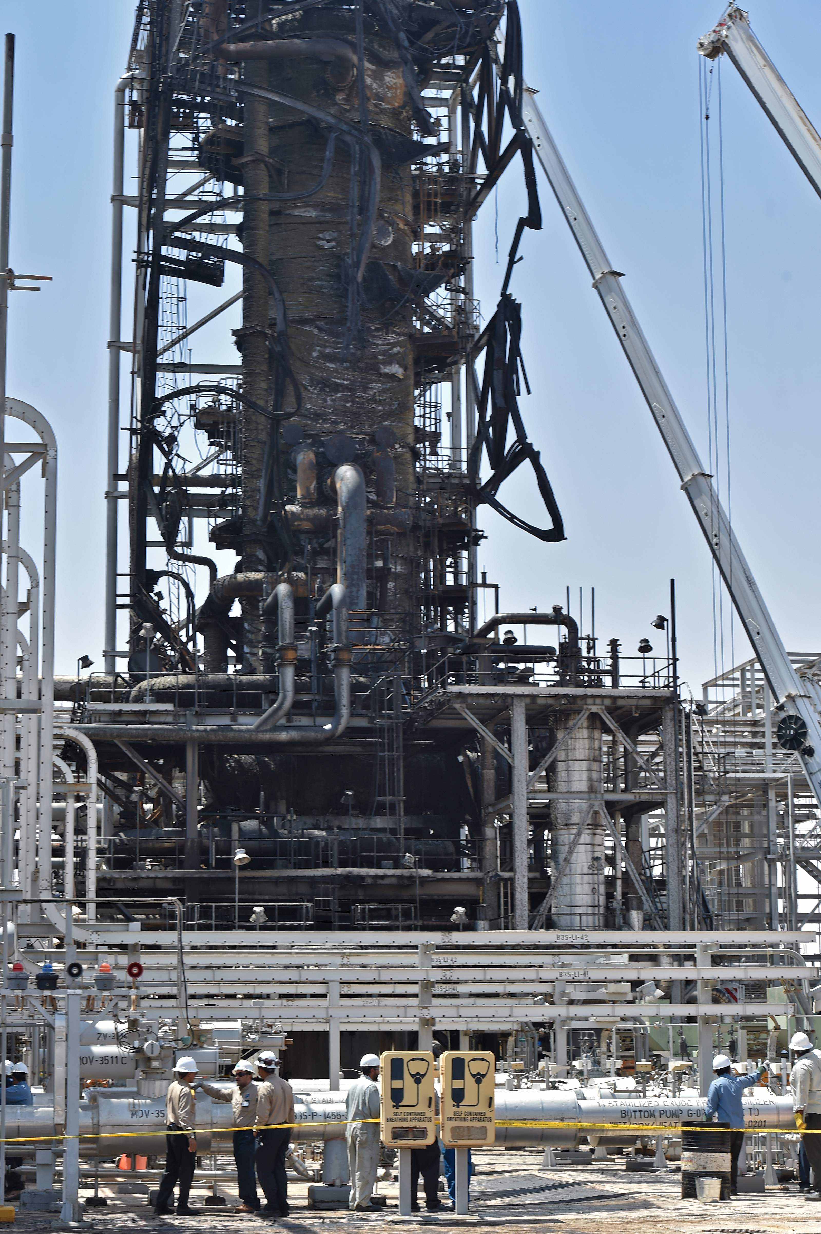 قصة مصورة : وفد من الصحافة العالمية يزور معامل بقيق وخريص