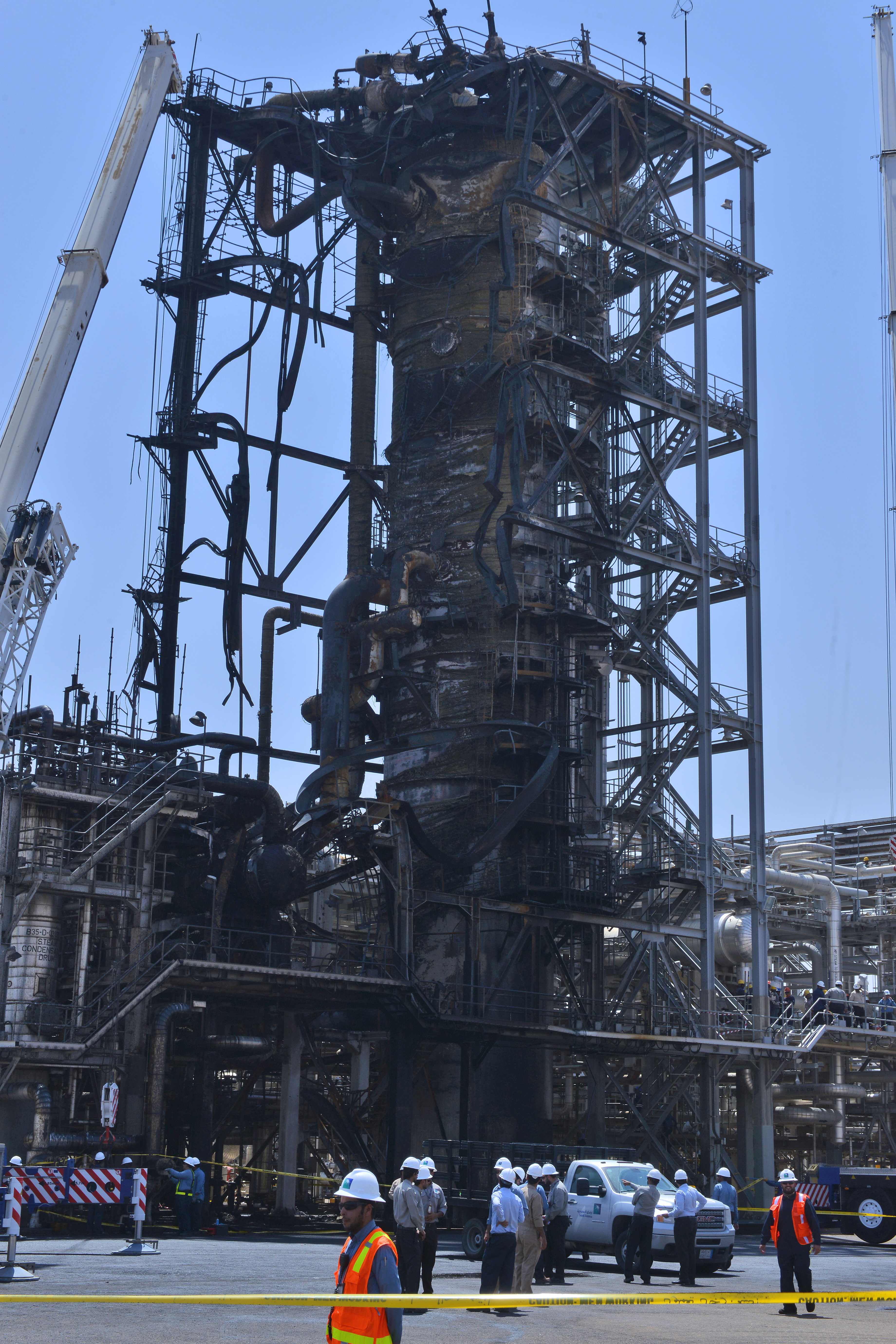 قصة مصورة : وفد من الصحافة العالمية يزور معامل بقيق وخريص