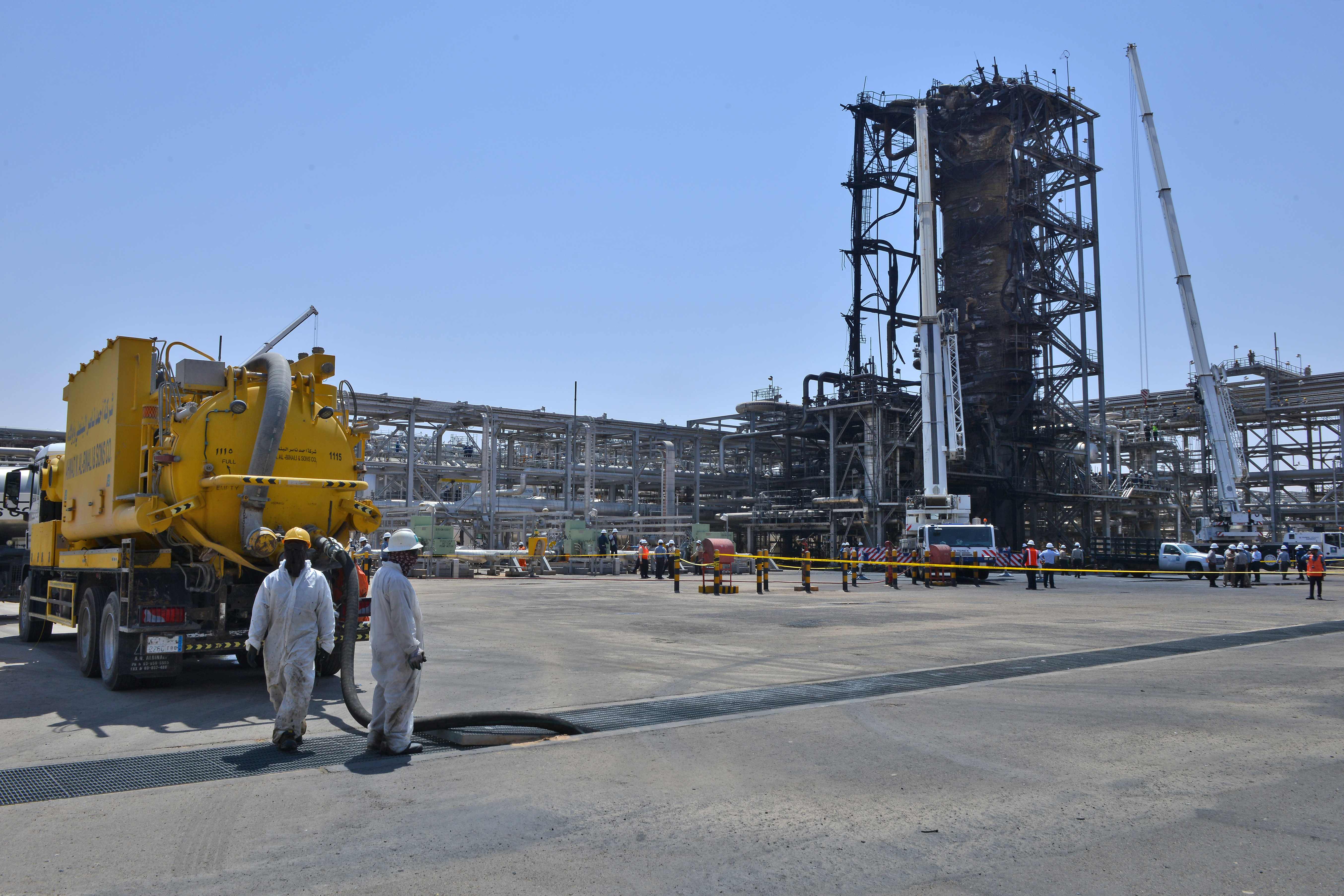 قصة مصورة : وفد من الصحافة العالمية يزور معامل بقيق وخريص