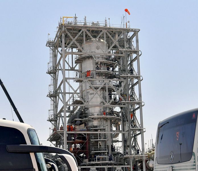 قصة مصورة : وفد من الصحافة العالمية يزور معامل بقيق وخريص