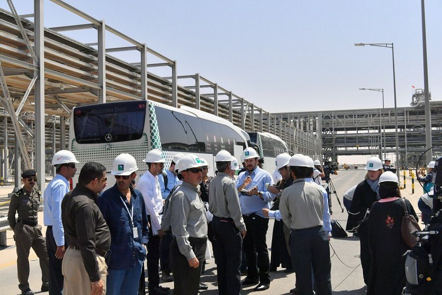 قصة مصورة : وفد من الصحافة العالمية يزور معامل بقيق وخريص