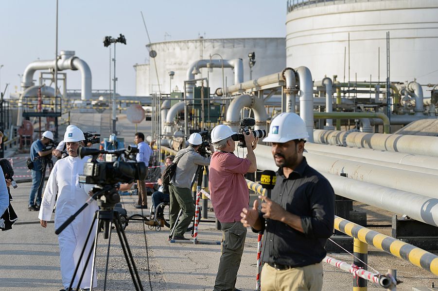 قصة مصورة : وفد من الصحافة العالمية يزور معامل بقيق وخريص