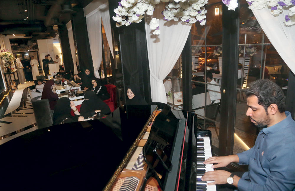 «الموسيقى الحية» .. عامل جذب جديد تتسابق عليه مطاعم الرياض