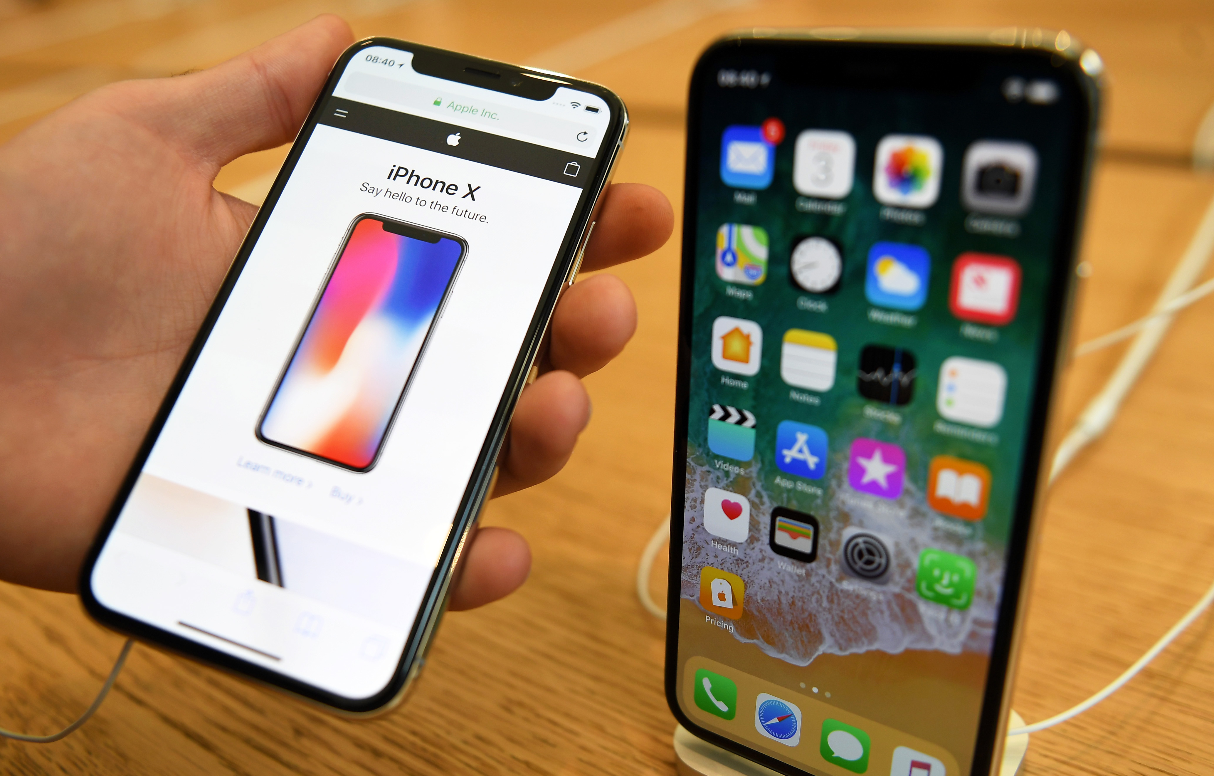 "أبل" تسعى إلى دمج قارئ بصمة الإصبع في شاشة هواتف "آيفون" الجديدة