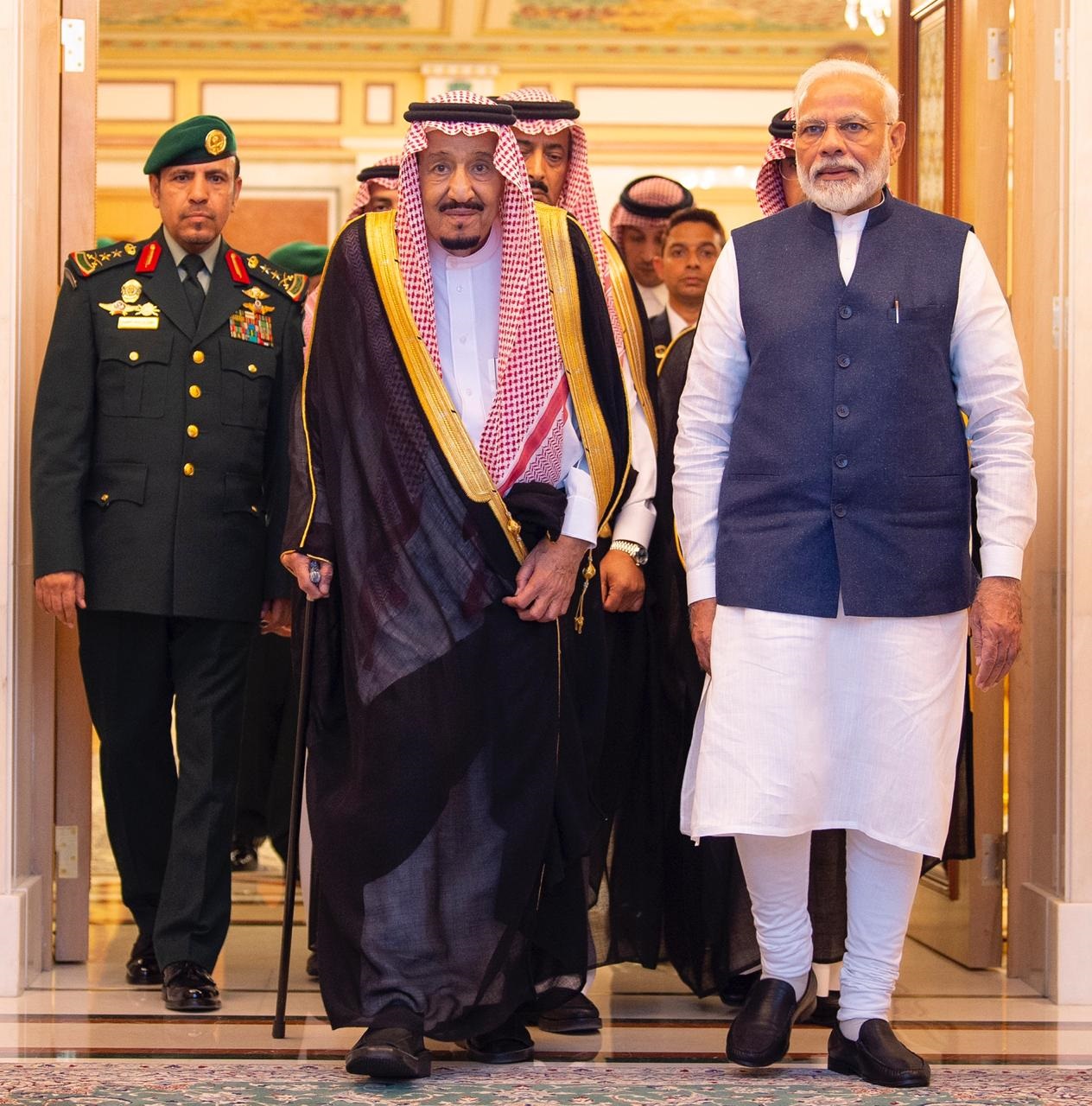خادم الحرمين الشريفين يعقد جلسة مباحثات رسمية مع رئيس وزراء الهند