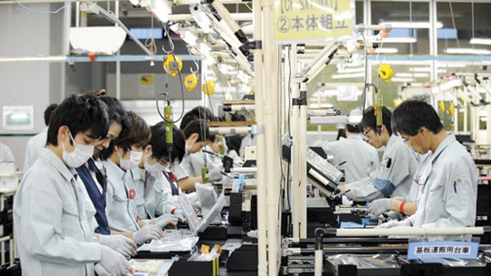 الاقتصاد الياباني يواجه مخاطر الانزلاق نحو الركود .. الحكومة تخفض نظرتها إلى «تدهور»