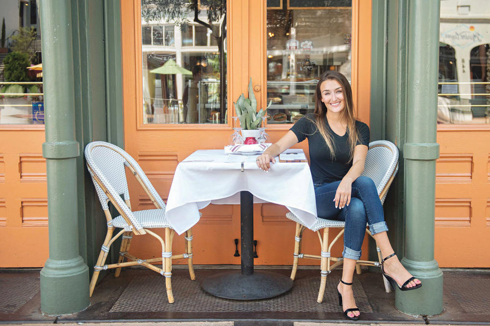 بشرى للنساء .. الكعب العالي يتحول إلى حذاء مسطح