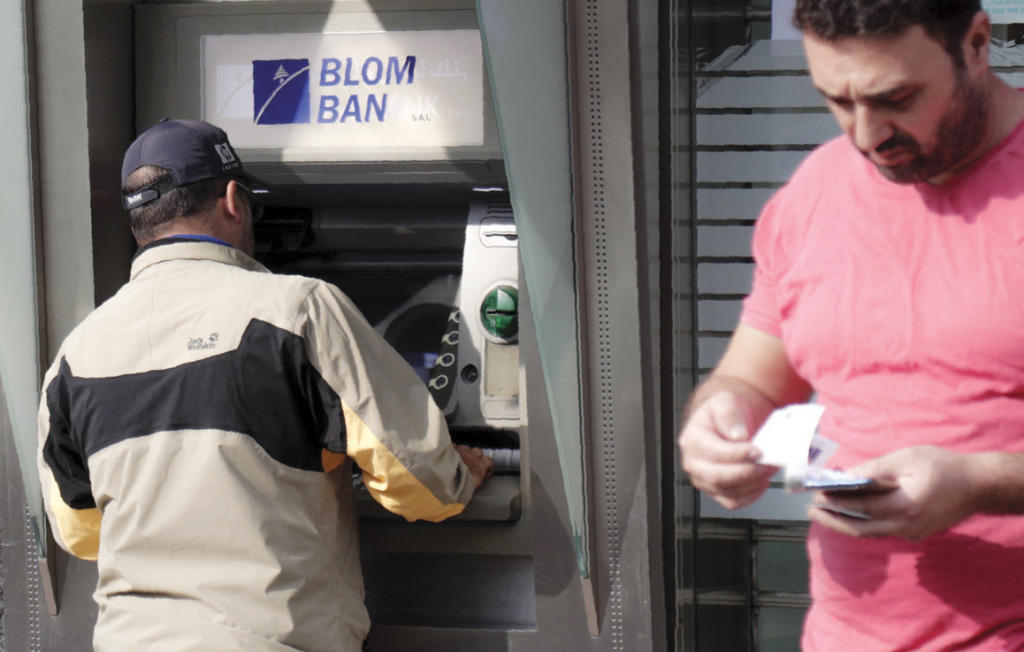 الكهرباء والاتصالات والبنوك .. 3 معضلات تلخص معاناة اللبنانيين