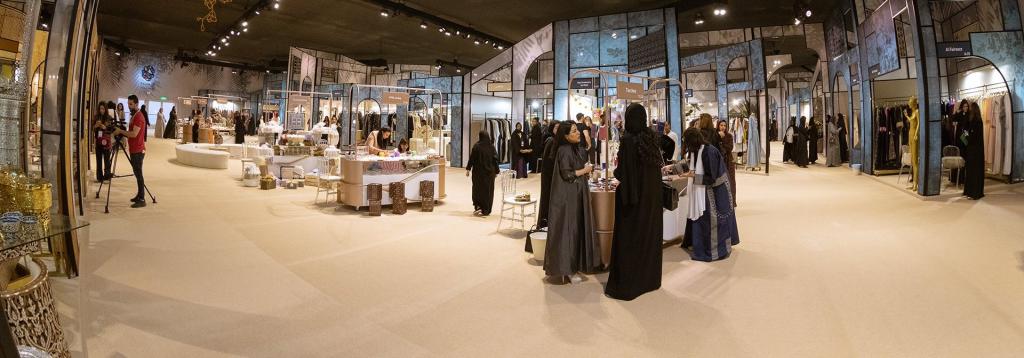 سعوديات يخطفن الأنظار بتصاميم إبداعية في معرض «أنا عربية»