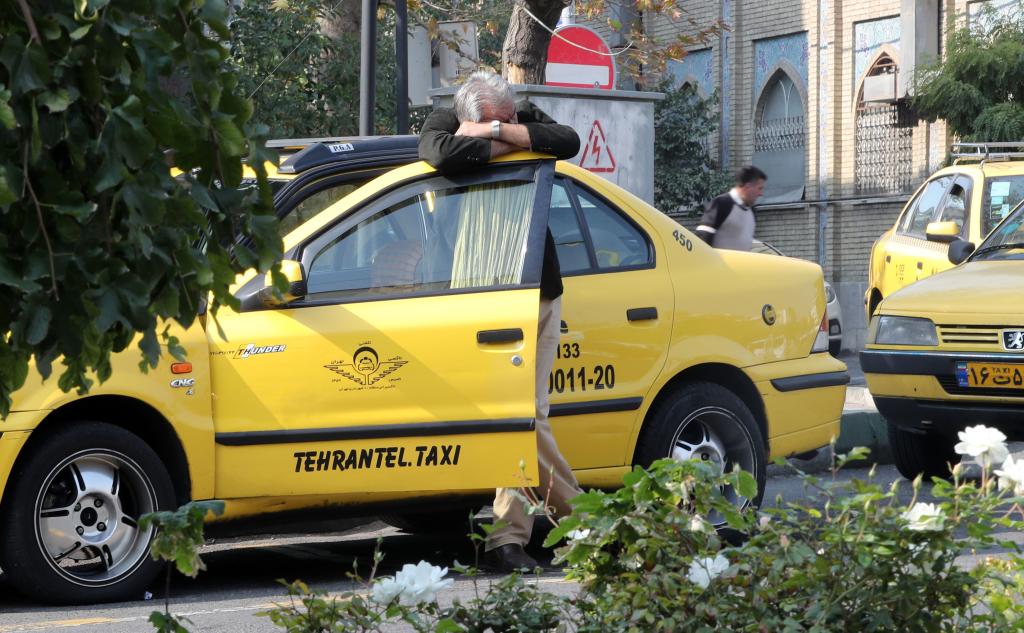 إيران تفرض قيودا على البنزين.. 60 لترا للسيارة في الشهر