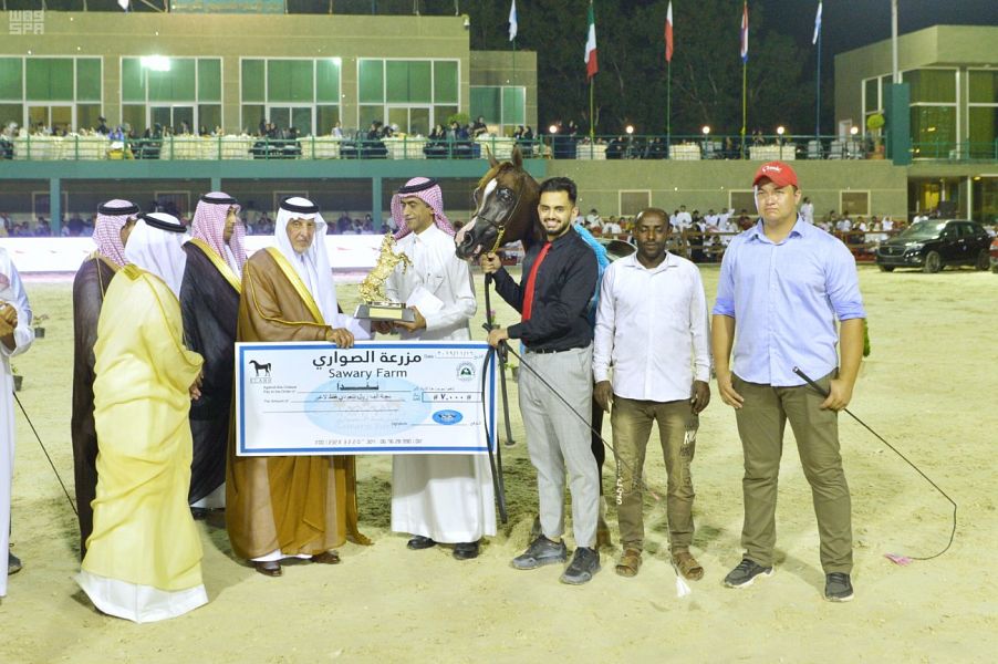 خالد الفيصل يتوج الفائزين في بطولة مكة لجمال الجواد العربي "فئة B"