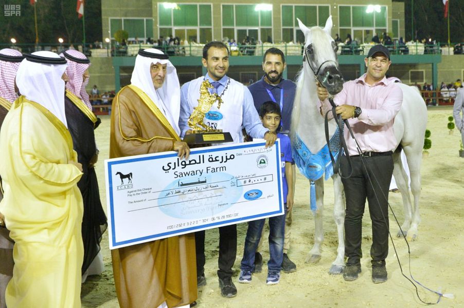 خالد الفيصل يتوج الفائزين في بطولة مكة لجمال الجواد العربي "فئة B"