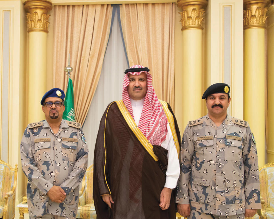 أمير المدينة المنورة يقلد مساعد قائد حرس الحدود رتبته الجديدة