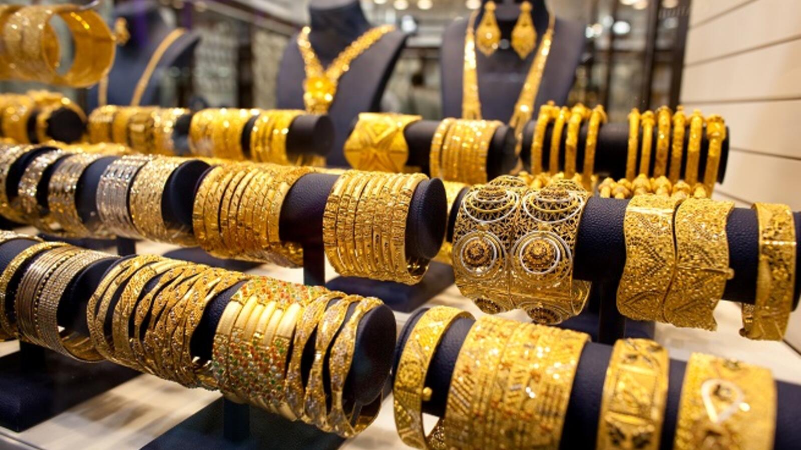الذهب يهبط وانخفاض الدولار يحد من الخسائر