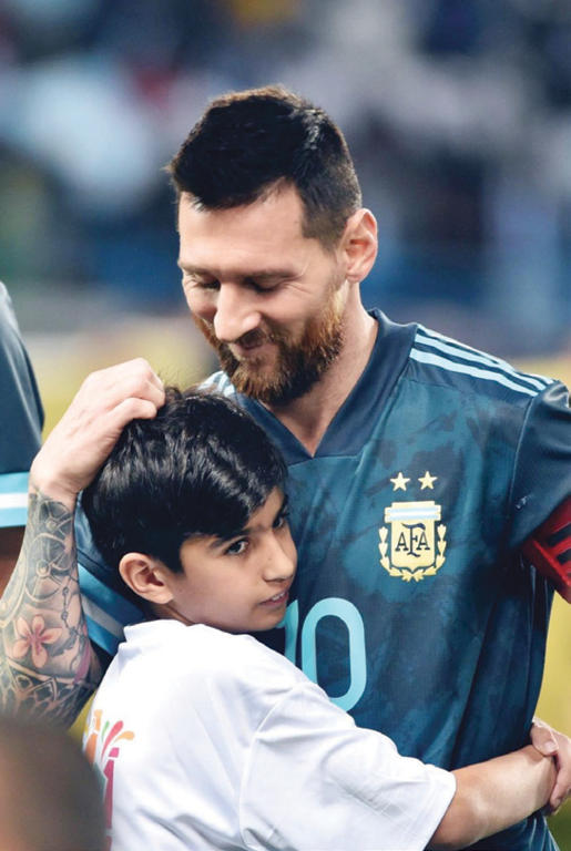 والد داغستاني: تحية ميسي عادلت حب رونالدو