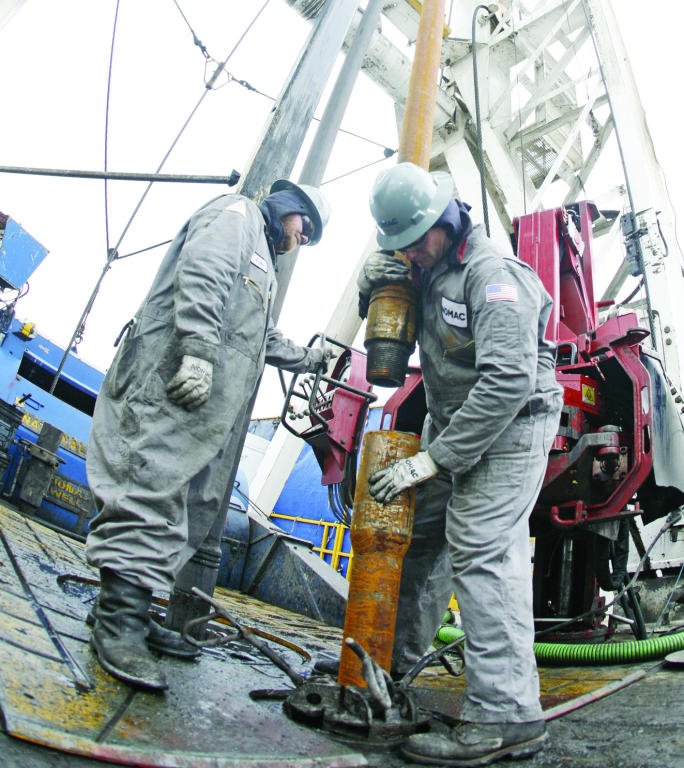 3 عوامل تؤثر في السوق النفطية  .. الحرب التجارية وزيادة المخزونات ومواقف «أوبك»