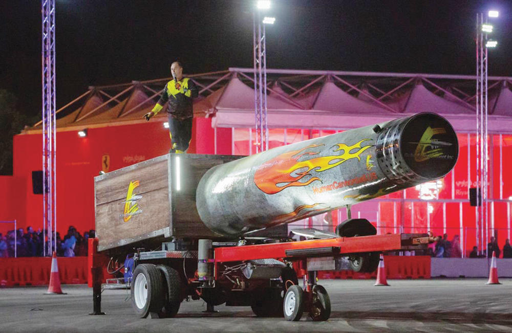 «أكاديمية الشرطة» .. كوميديا وتشويق في معرض السيارات