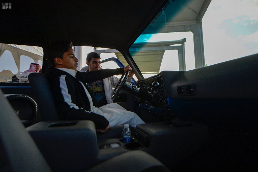 "السيارات الكلاسيكية " تستهوي عشاقها في موسم الرياض