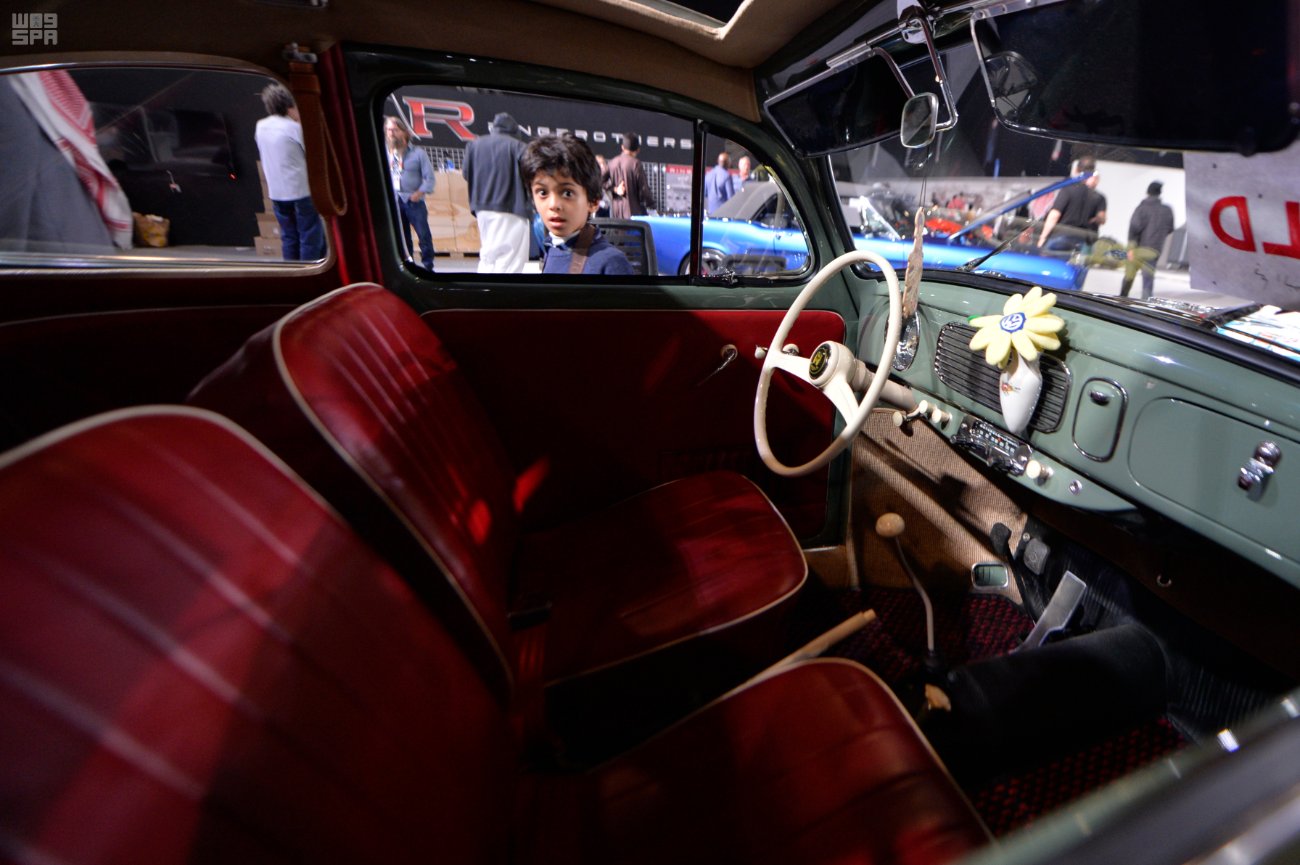 "السيارات الكلاسيكية " تستهوي عشاقها في موسم الرياض