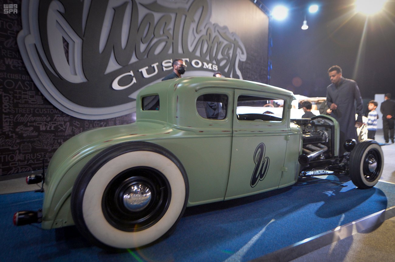 "السيارات الكلاسيكية " تستهوي عشاقها في موسم الرياض