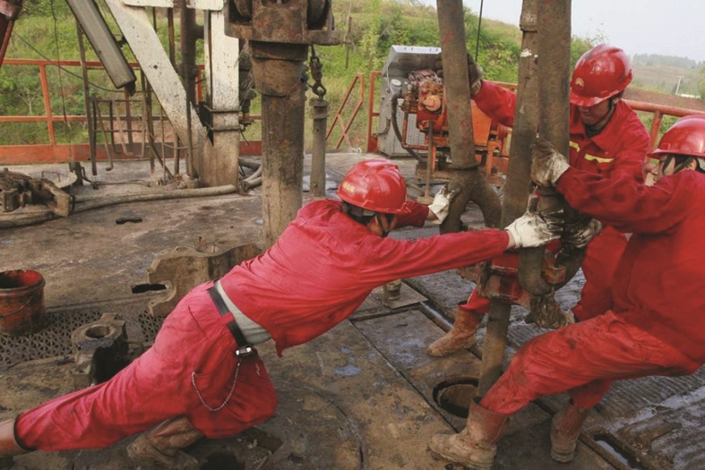 النفط فوق 64 دولارا بفضل آمال التجارة وتوقعات الإبقاء على اتفاق خفض الإمدادات