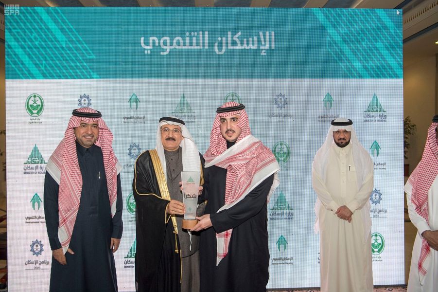 أمير الجوف ووزير الإسكان يتفقدان 800 فيلا جاهزة و6 آلاف أرض مجانية