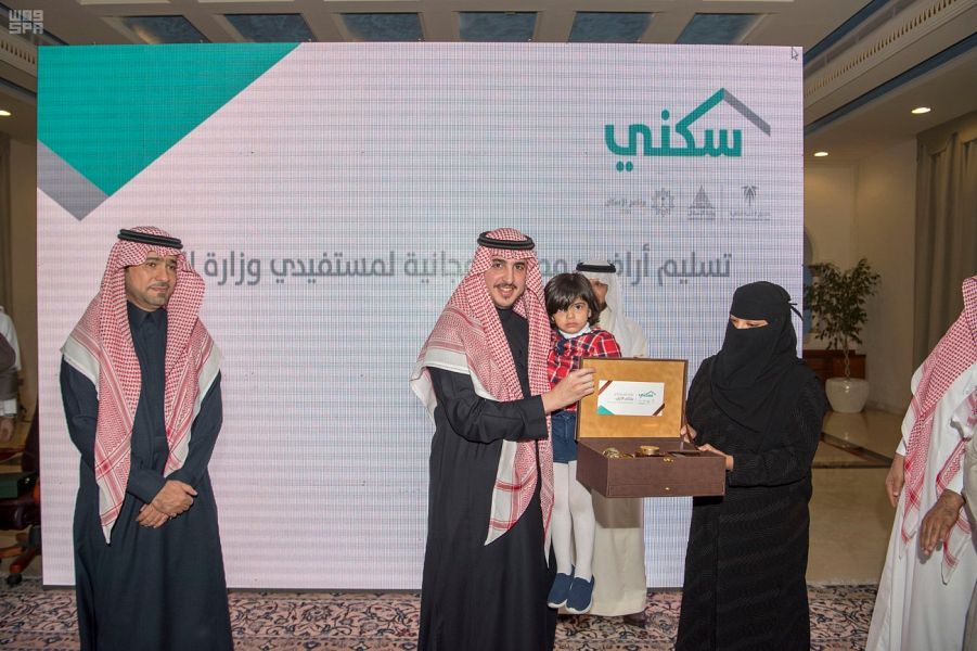 أمير الجوف ووزير الإسكان يتفقدان 800 فيلا جاهزة و6 آلاف أرض مجانية