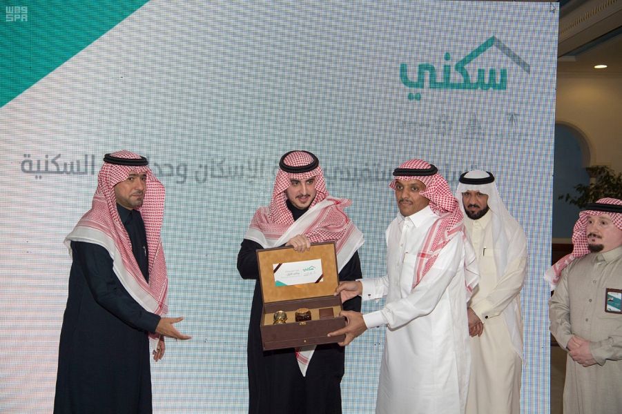 أمير الجوف ووزير الإسكان يتفقدان 800 فيلا جاهزة و6 آلاف أرض مجانية