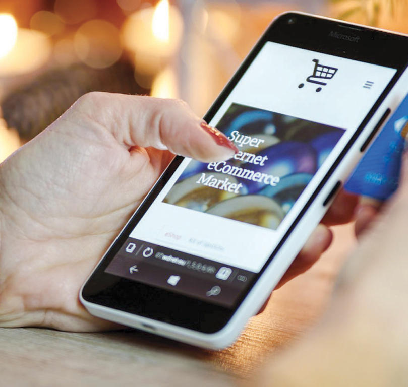 الهواتف الذكية ترفع حجم التعاملات الإلكترونية في سوق التجزئة 65 %