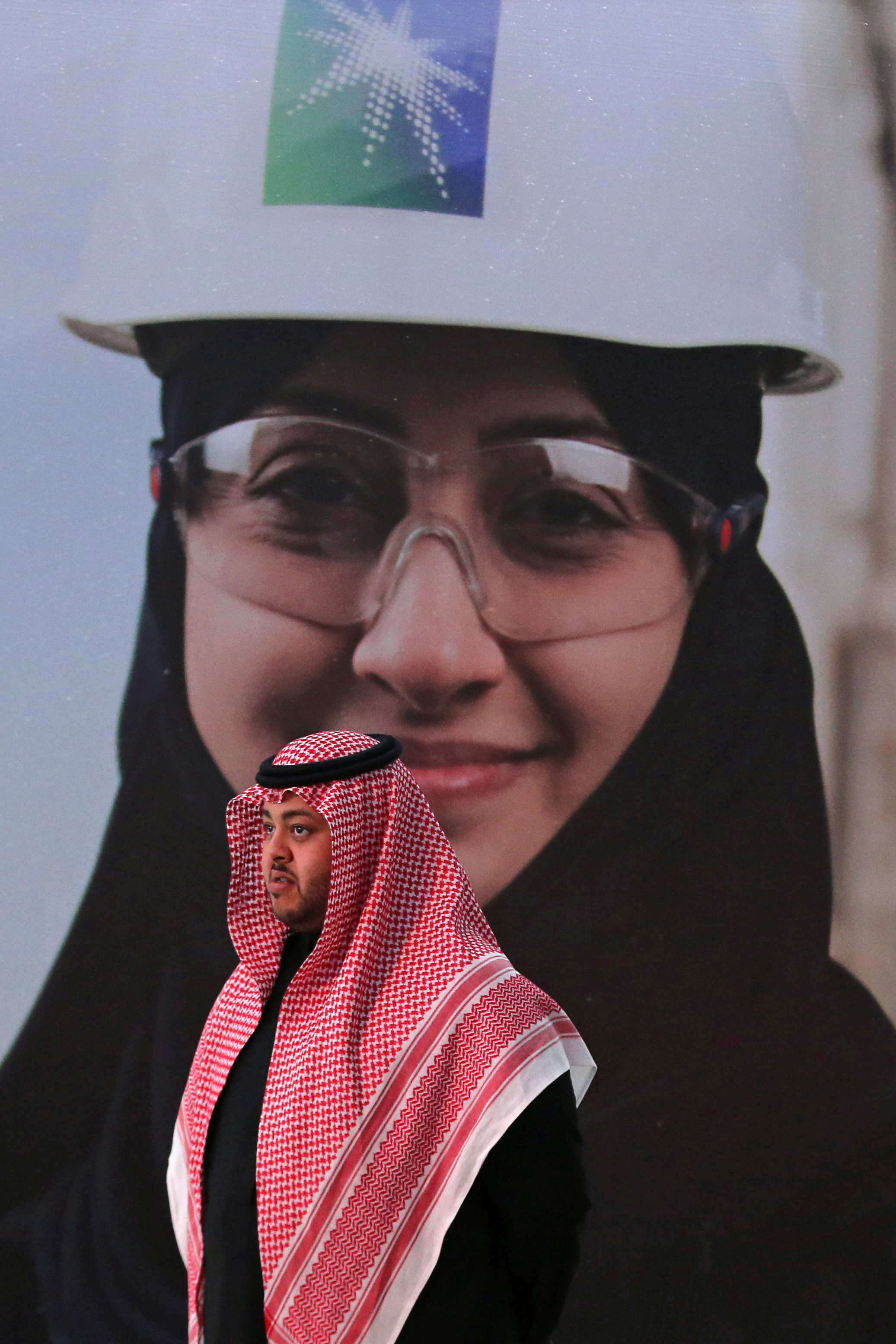 قصة مصورة : سهم أرامكو يرتفع بالنسبة القصوى في أول أيام إدراجه في السوق السعودية