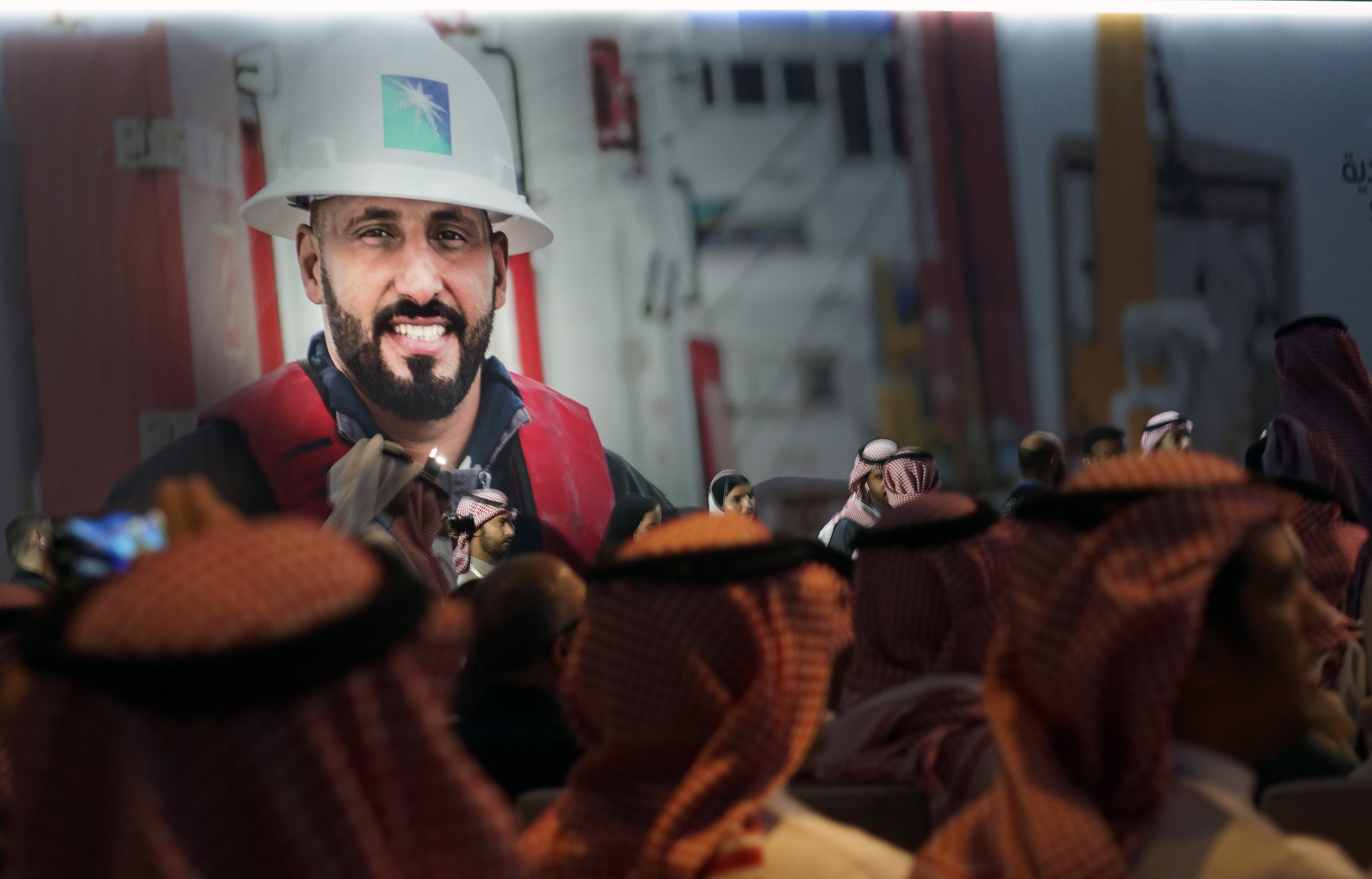 قصة مصورة : سهم أرامكو يرتفع بالنسبة القصوى في أول أيام إدراجه في السوق السعودية