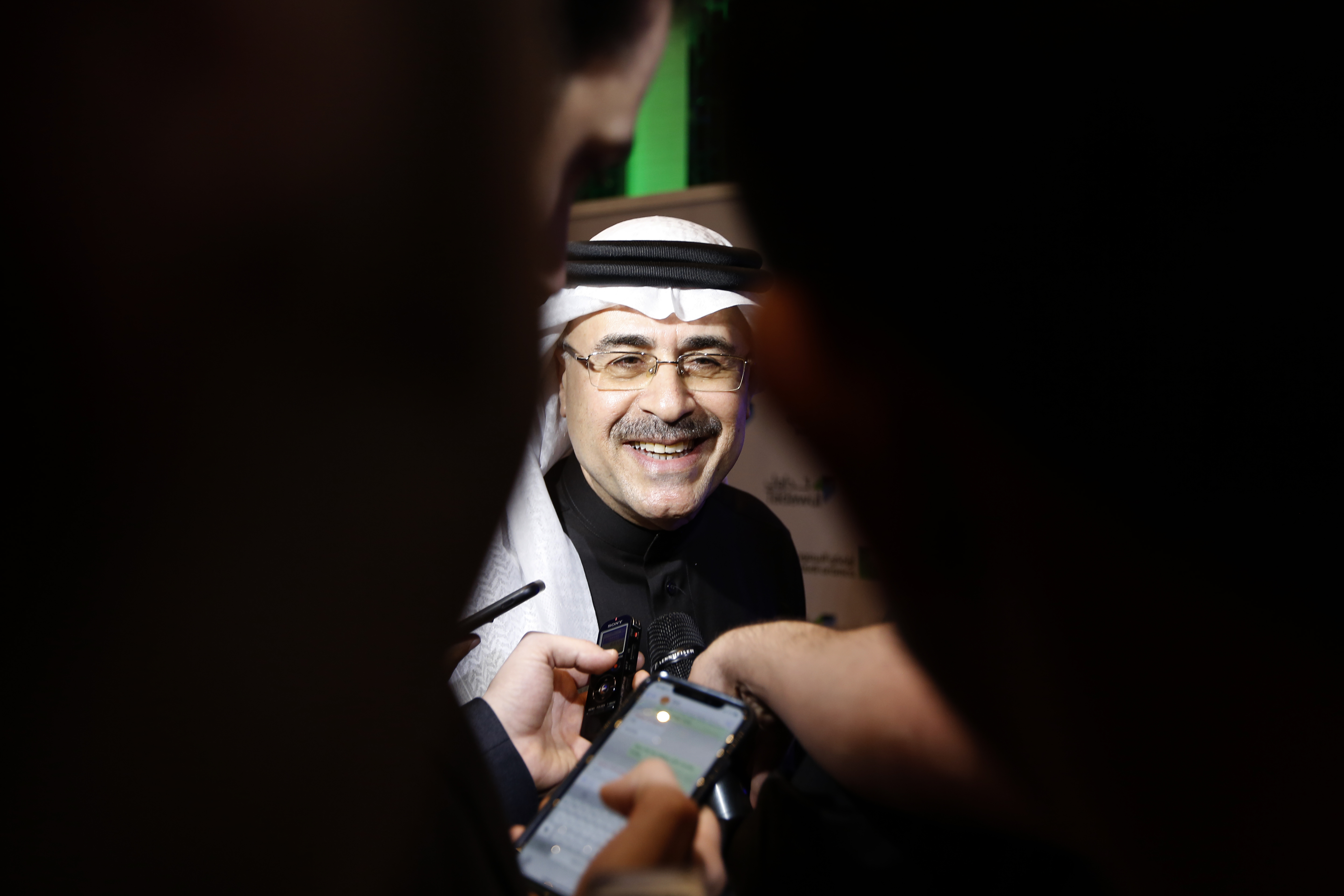 قصة مصورة : سهم أرامكو يرتفع بالنسبة القصوى في أول أيام إدراجه في السوق السعودية