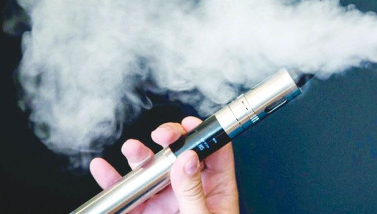 دراسة : التدخين الإلكتروني يزيد خطر أمراض الرئة بمقدار الثلث