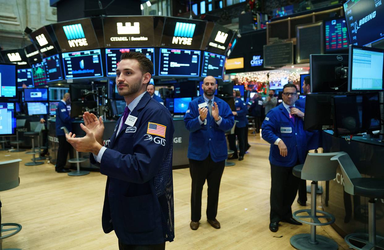 الأسهم الأمريكية على ارتفاع بدعم بيانات البطالة 