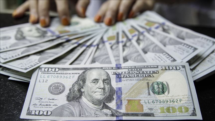 الدولار يتراجع بفعل بيانات أمريكية ضعيفة واتساع نطاق الحرب التجارية