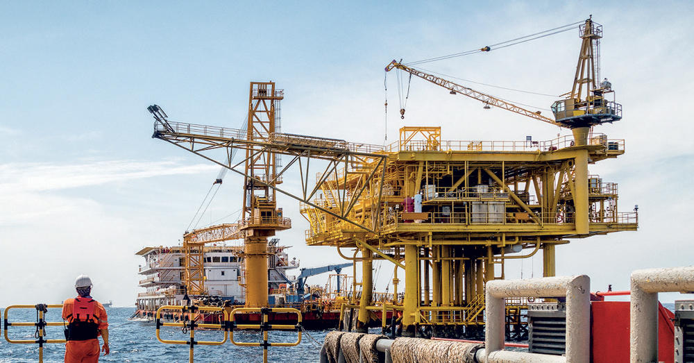 محللون: وضع الطلب على النفط مطمئن رغم نمو مصادر الطاقة المتجددة