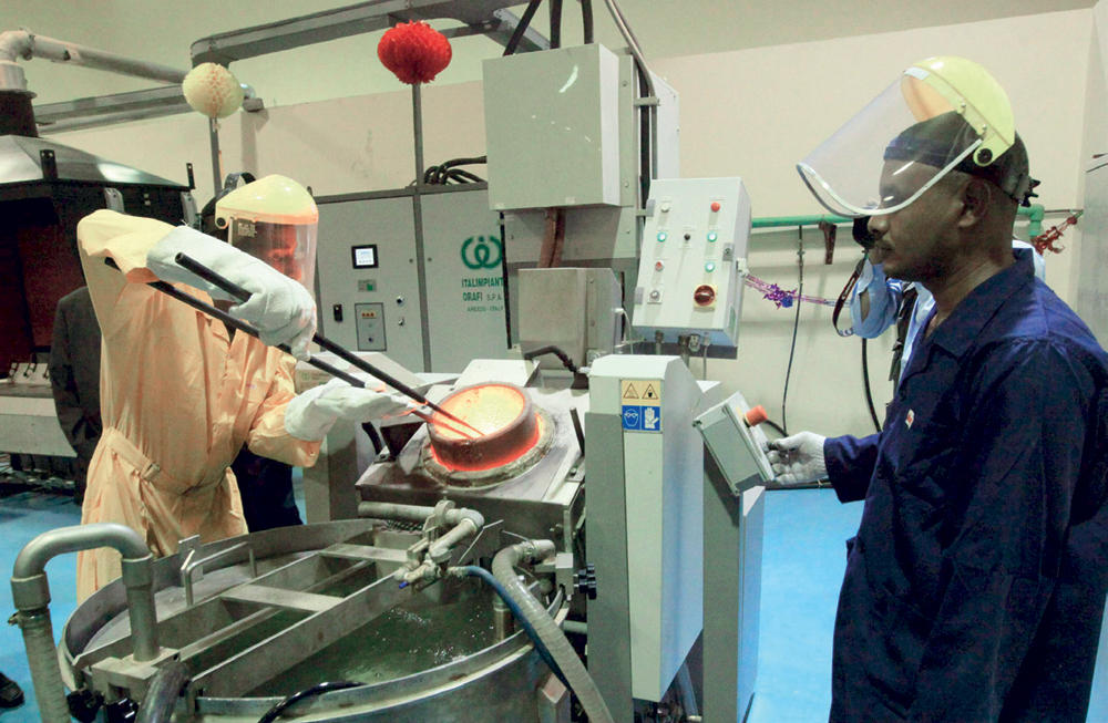 السودان تضيق الخناق على مهربي الذهب في مواجهة نقص السيولة