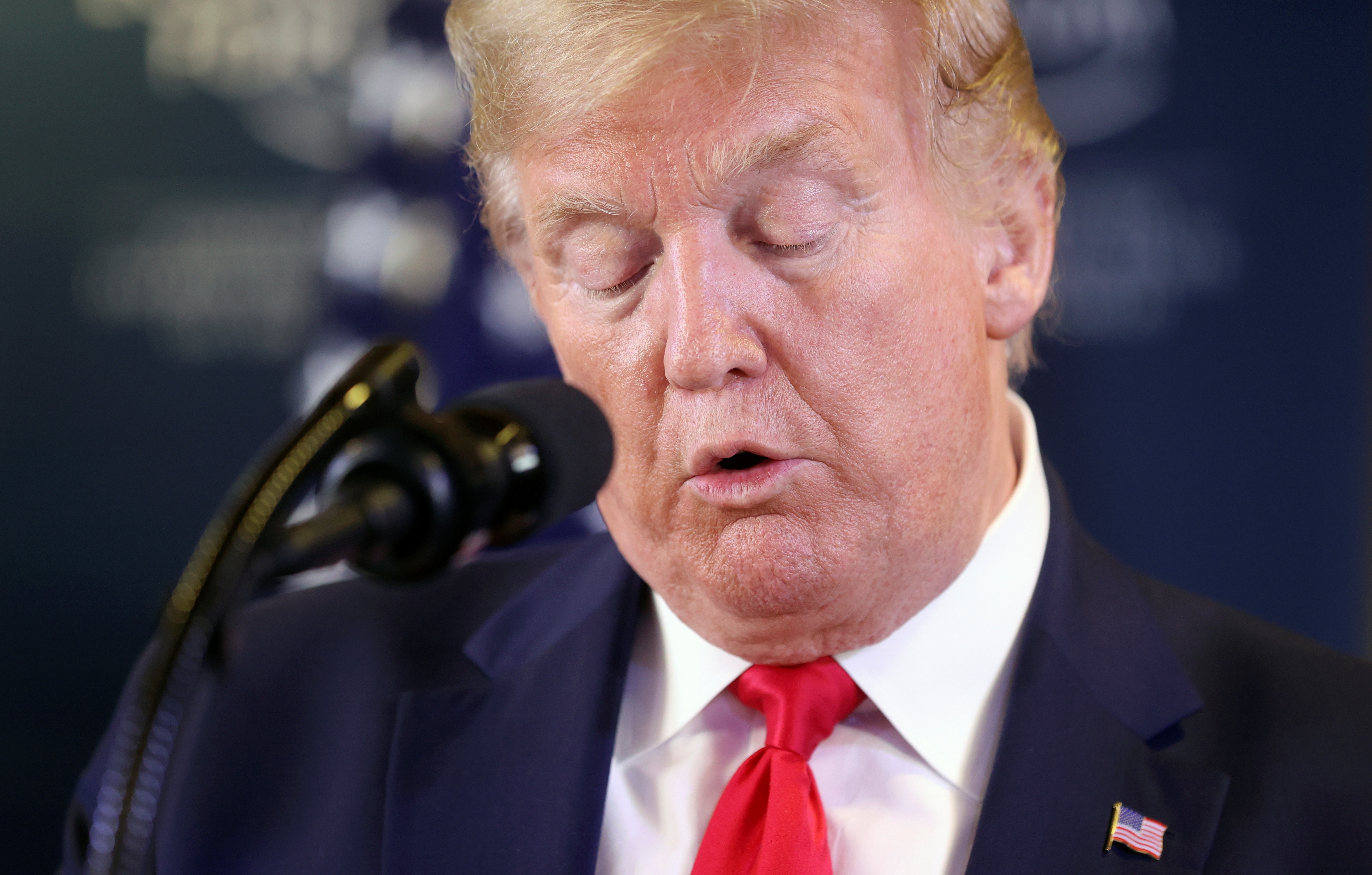 ترمب يهدد بفرض ضرائب بنسبة 25% على السيارات الأوروبية