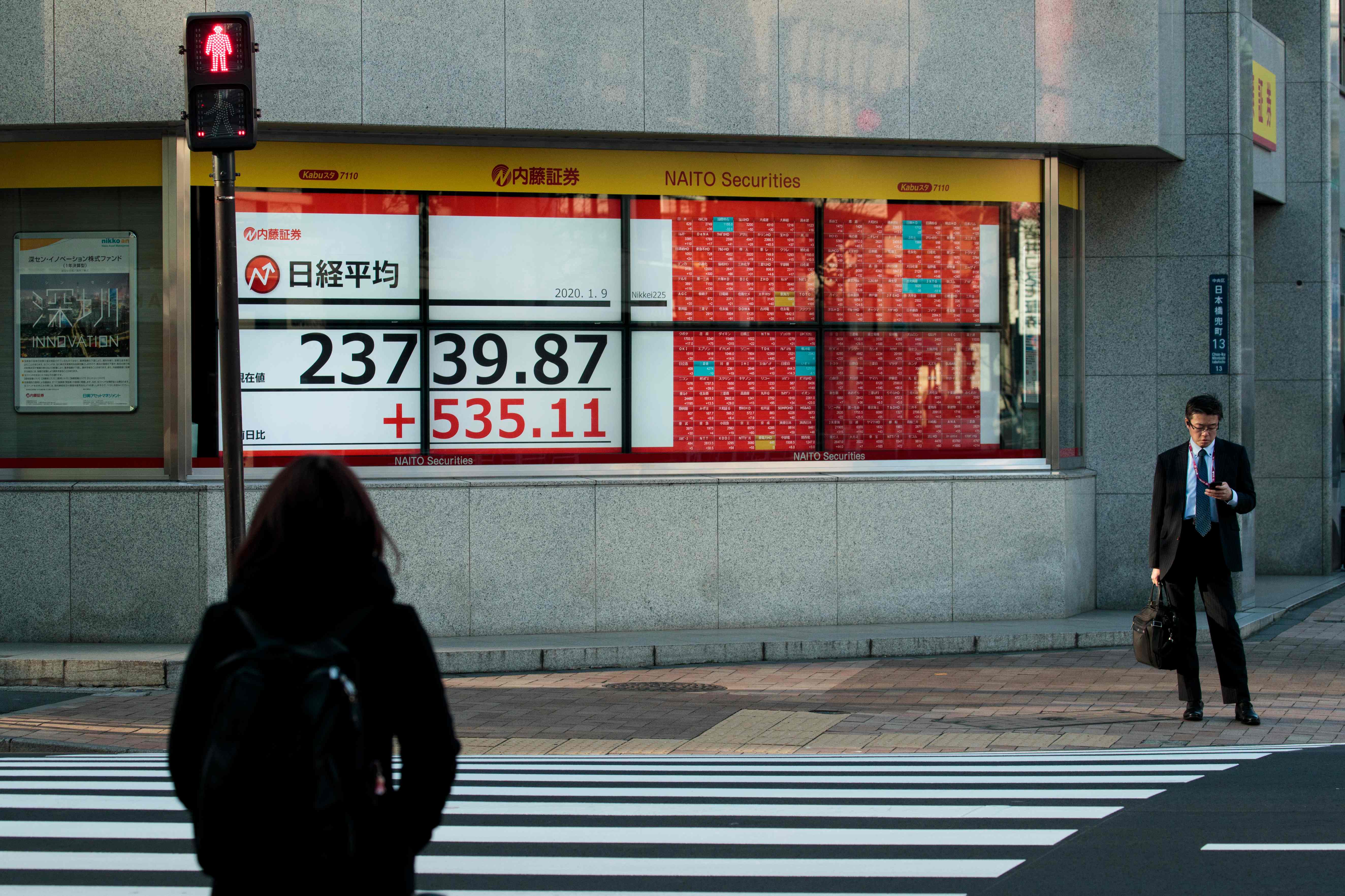 الأسهم اليابانية تحقق أكبر ارتفاع في نحو شهر