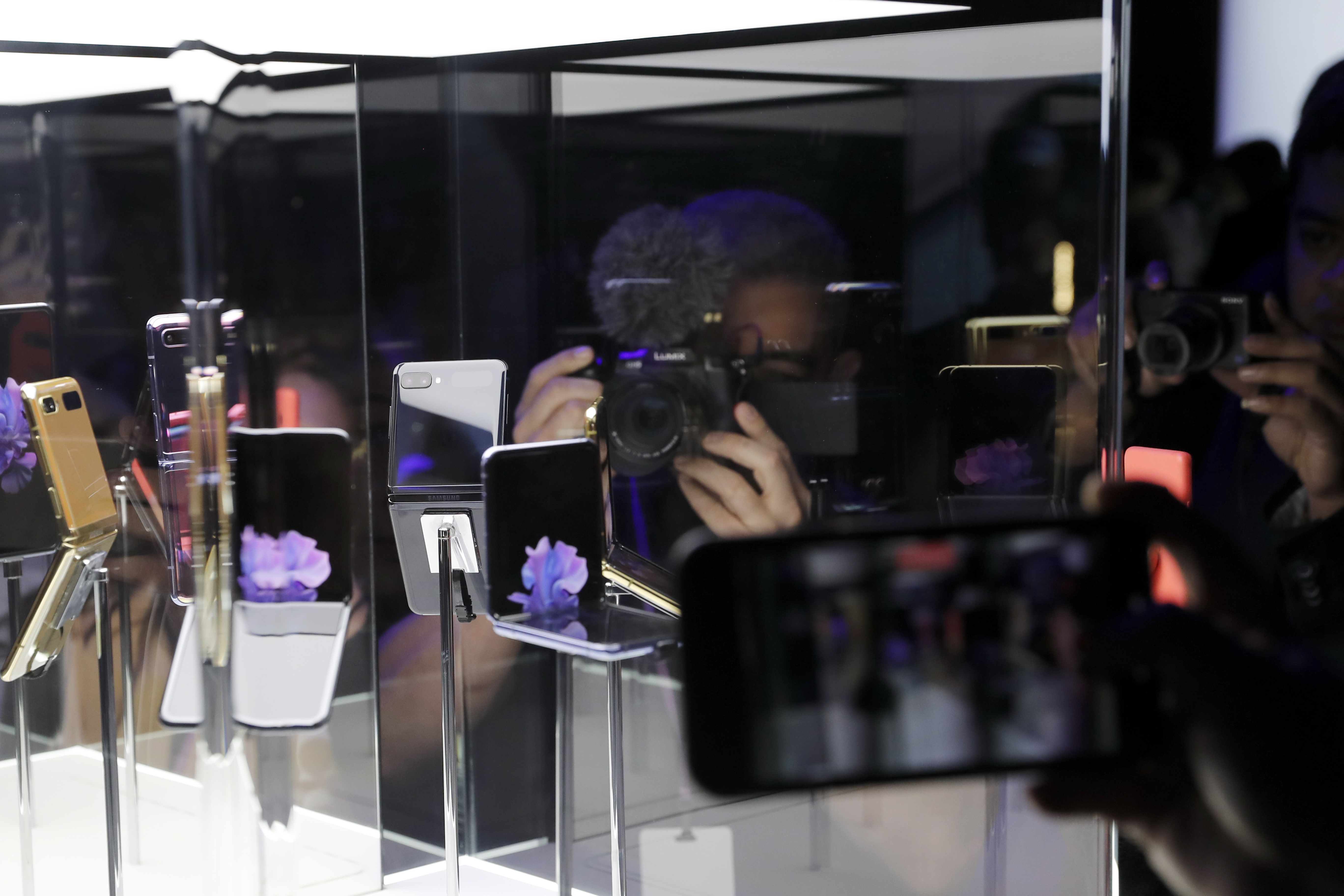 سامسونج تطلق هاتفا قابلا للطي وتزود "إس 20" بالجيل الخامس