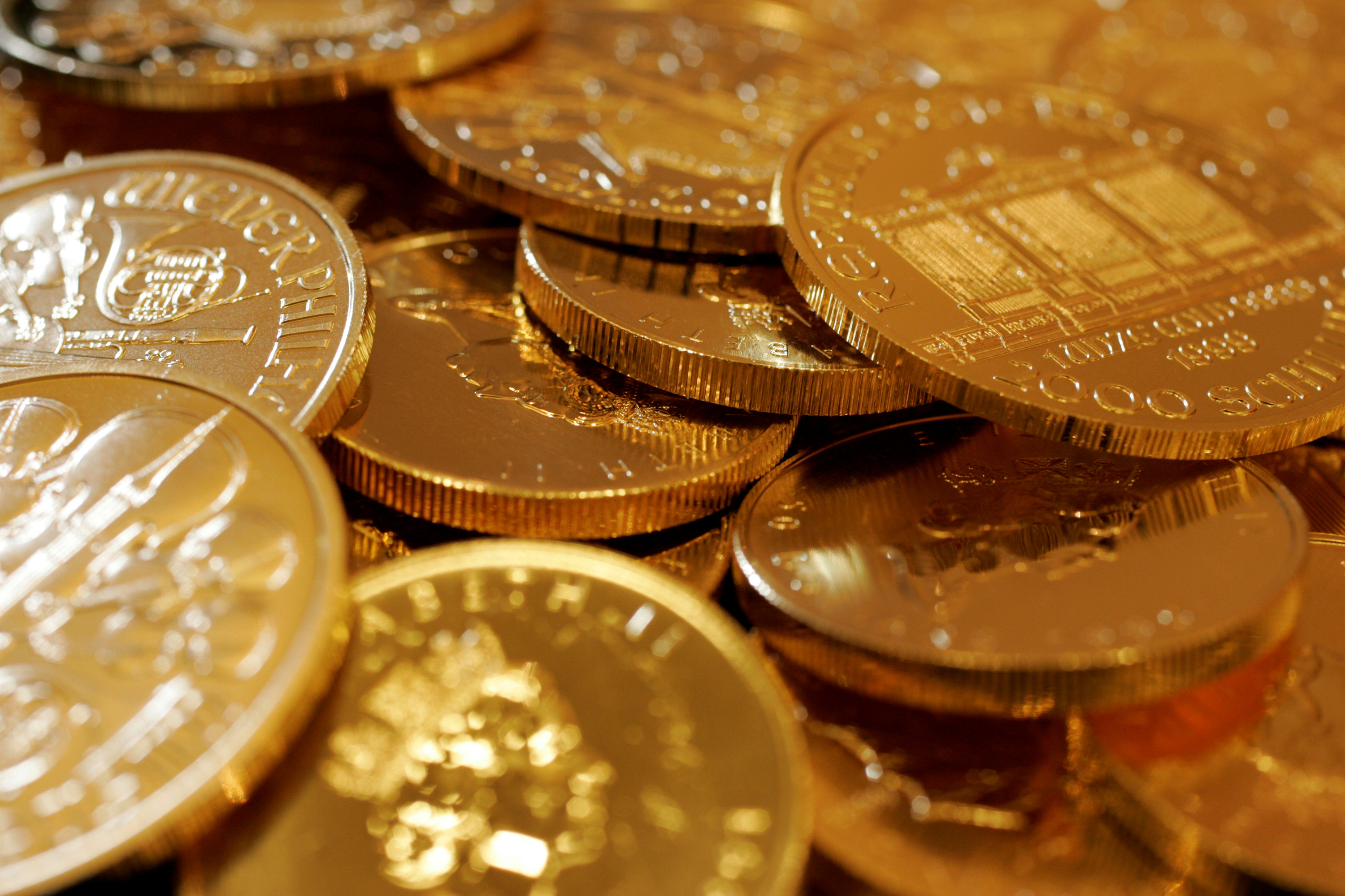 تبدد الآمال في تباطؤ تفشي الفيروس يصعد بأسعار الذهب إلى 1571.70 دولار